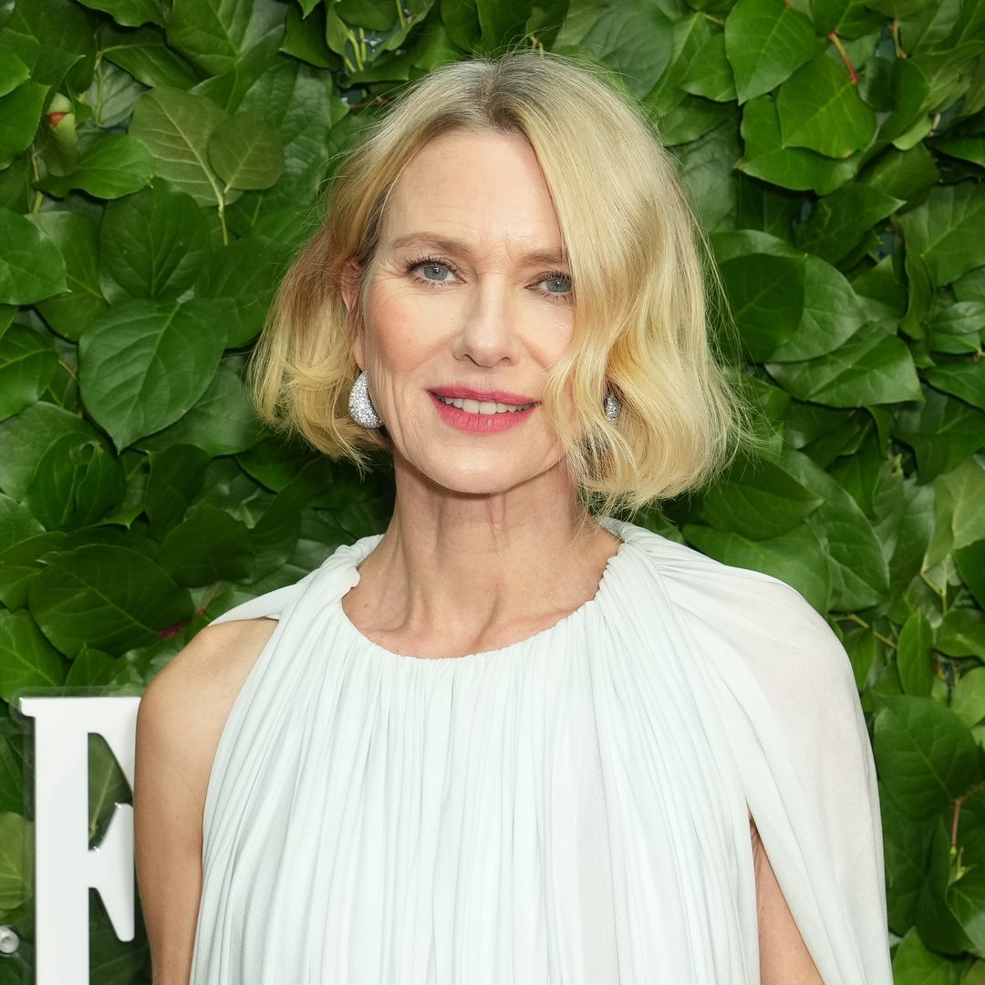 El corte de pelo 'bob boho' de Naomi Watts (57) rejuvenece y es ideal para canas