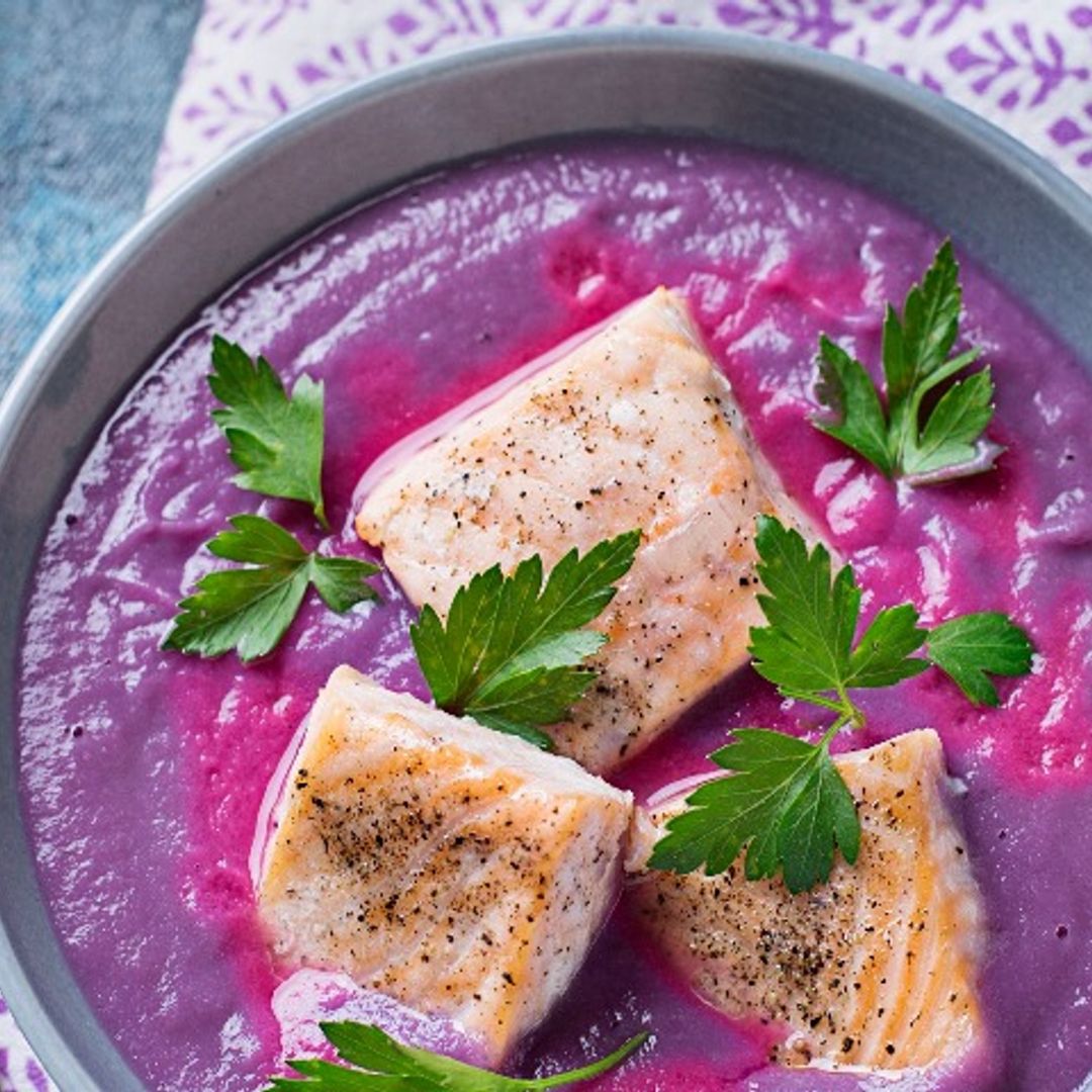 Crema de lombarda y manzana con salmón al vapor