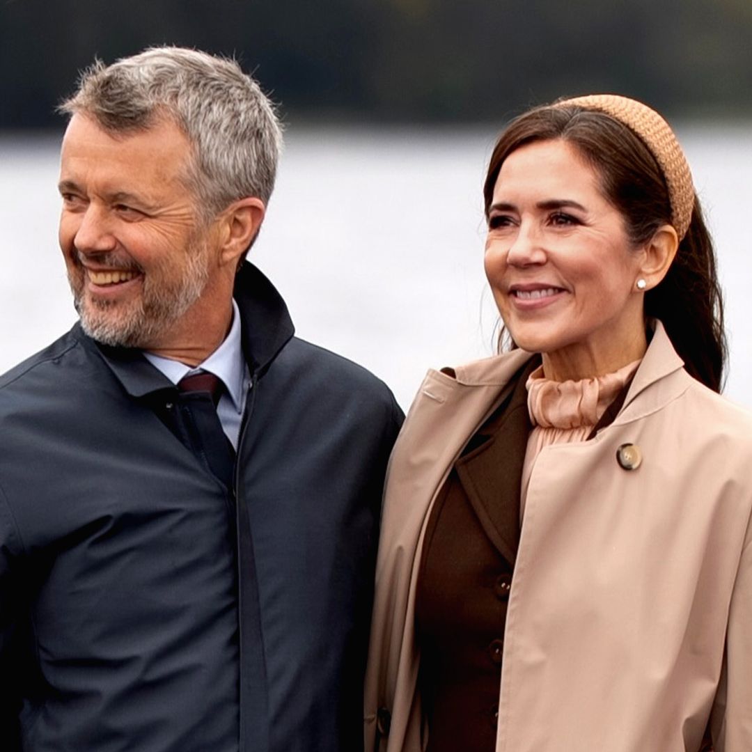 La foto más chocante y curiosa de Federico y Mary de Dinamarca, rodeados de atrevidos bañistas en un fiordo a grados bajo cero