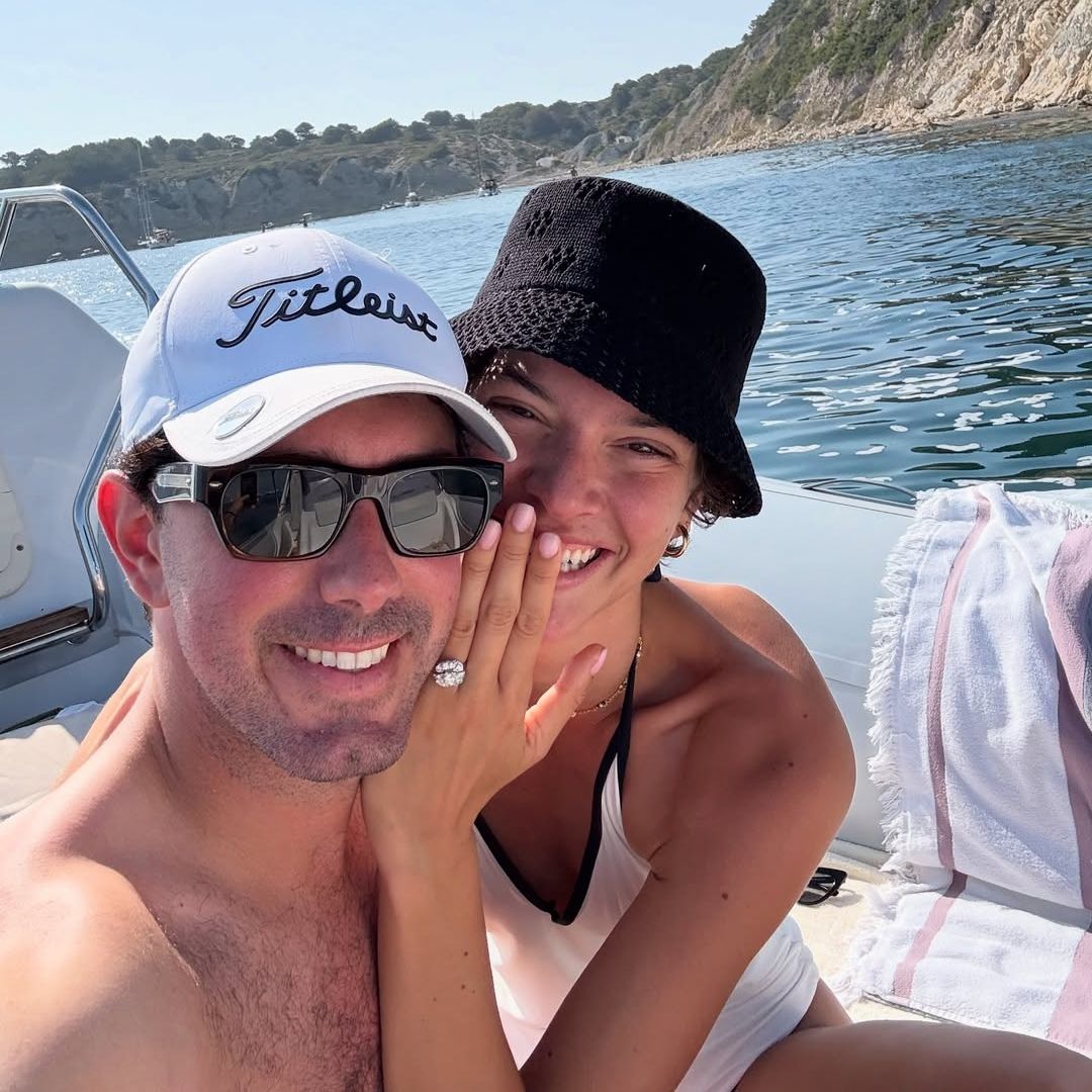 La emotiva pedida de mano de la modelo Marta Ortiz: un barco, un impresionante anillo y un 'hilo rojo'