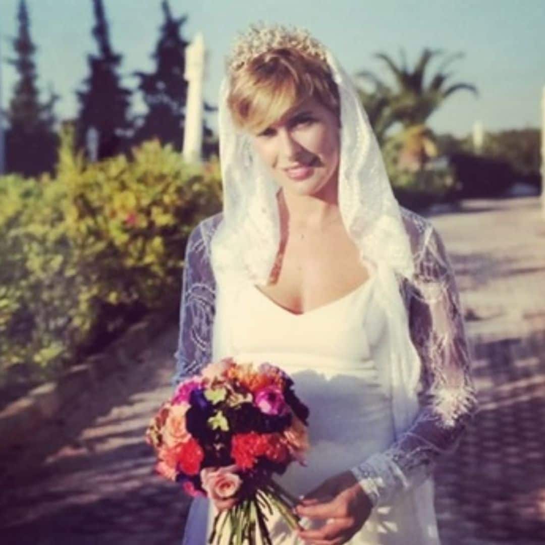 Tania Llasera comparte la imagen inédita de su boda: vestida de novia y subida a un autobús