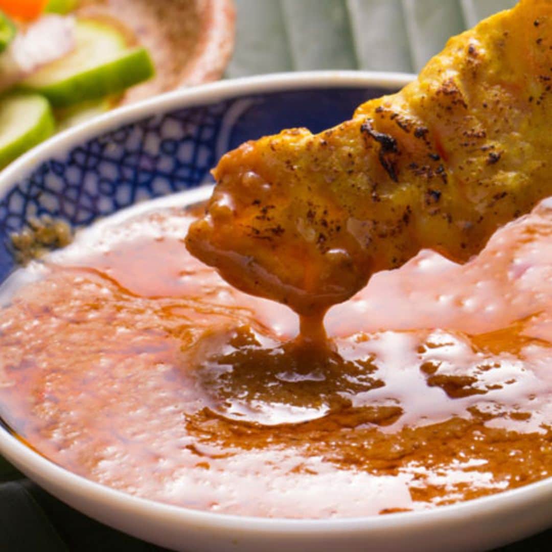 Brochetas de cerdo con salsa satay de plátano