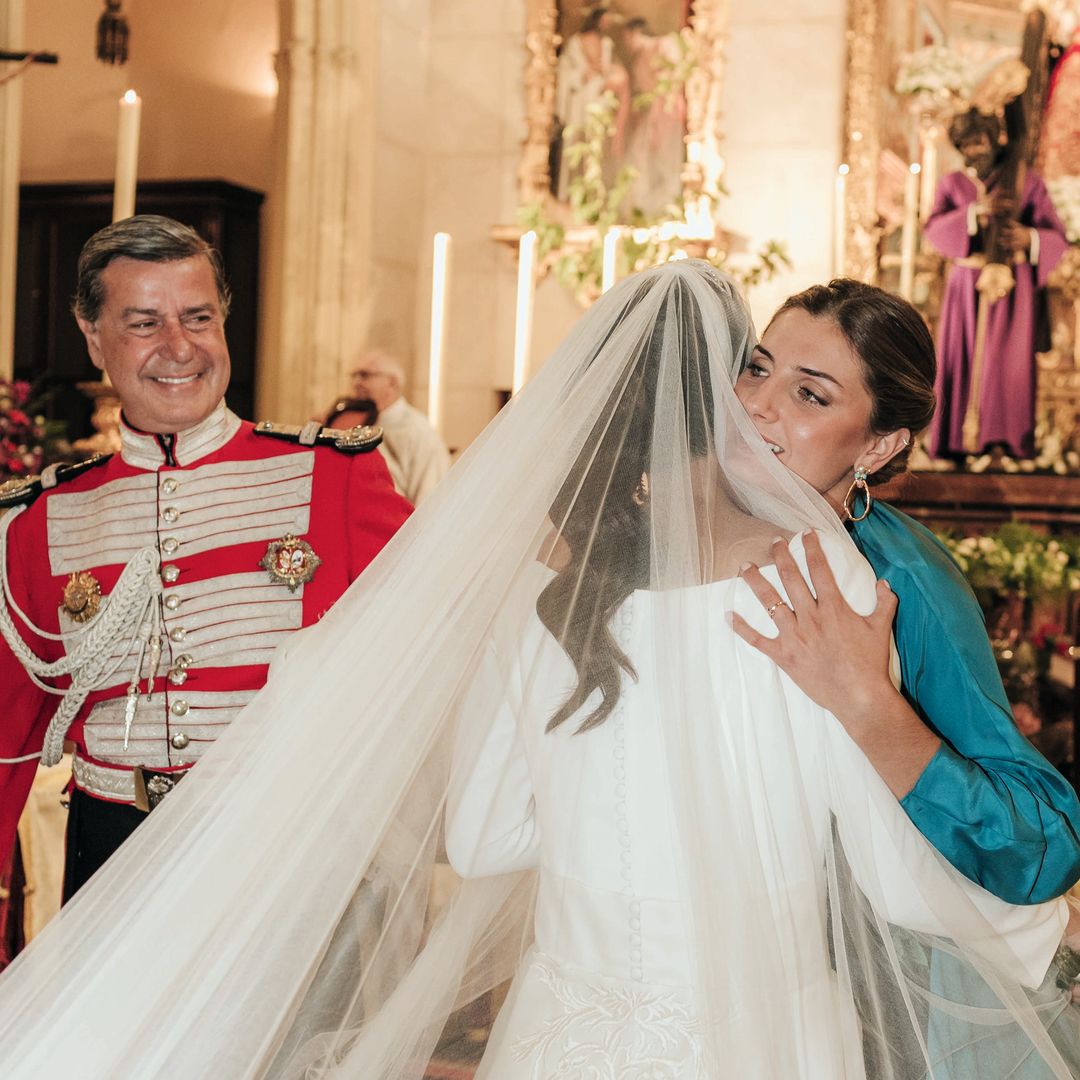 Ya en el altar mayor, ante un emocionado y feliz Cayetano Martínez de Irujo, la novia se abraza a Amina, madrina del novio, su padre.