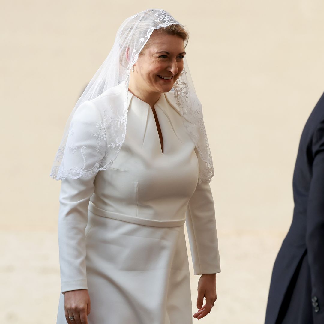 Stéphanie de Luxemburgo, de blanco y con mantilla en su histórico encuentro con el Papa