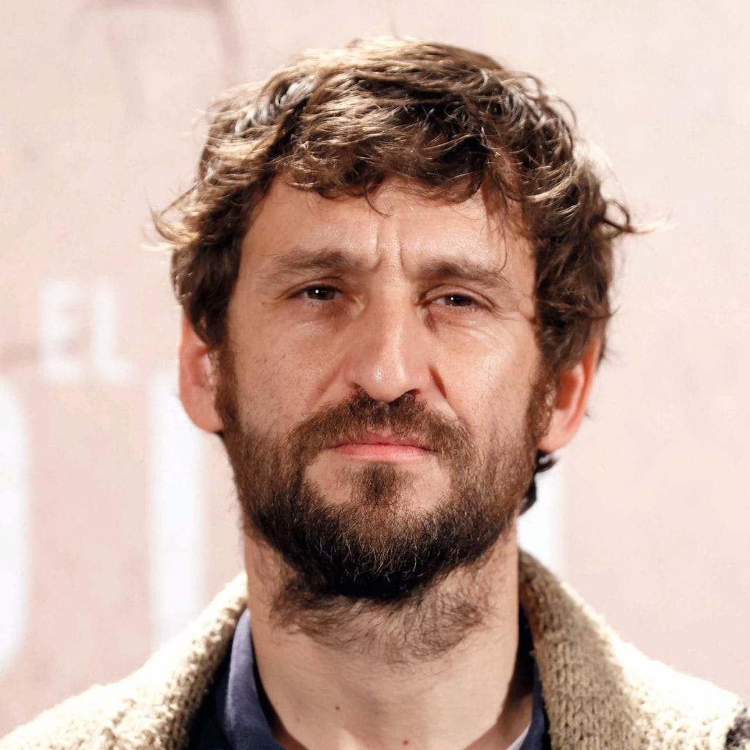 Raúl Arévalo con barba, en suéter azul y chaqueta tejida