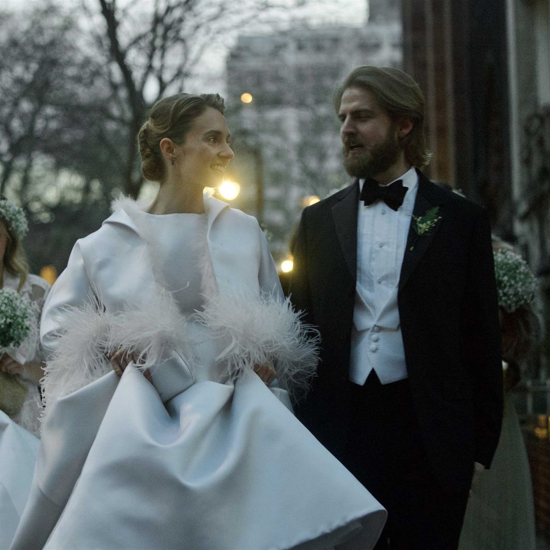 IMÁGENES EXCLUSIVAS. Maya Hawke y su vestido de novia de alta costura que nada tiene que ver con lo que imaginó: minimalista, con velo de rejilla y bolso