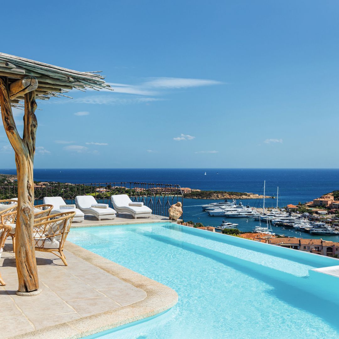 ENTRAMOS CON MARIANGELA LEONE JAMAL EN SU IMPRESIONANTE VILLA DE VERANO EN CERDEÑA, RODEADA DE VEGETACIÓN Y CON VISTAS AL EXCLUSIVO PUERTO DEPORTIVO DE PORTO CERVO
