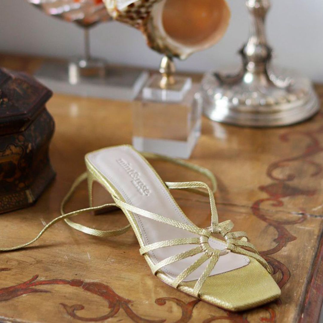 Sandalias de rebajas que encantarán a novias e invitadas y hacen las piernas infinitas