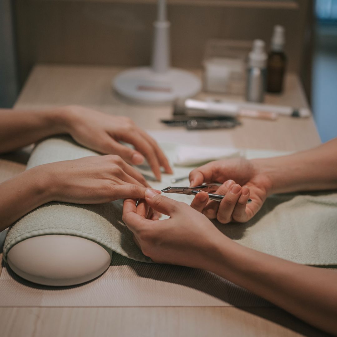 Lo más importante en la manicura ucraniana es prestar atención a la cutícula.