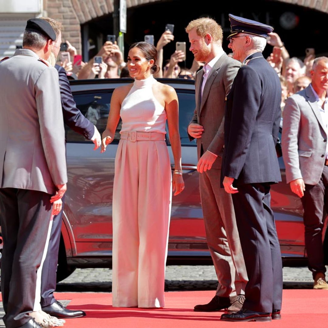 El príncipe Harry pide 'respeto y aprecio' junto a Meghan Markle en una jornada llena de detalles y anécdotas en Alemania