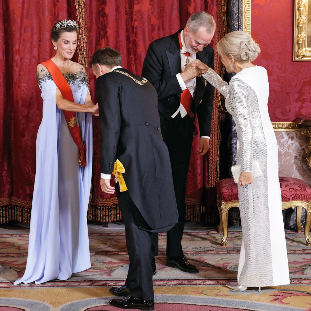 Los Reyes recibiendo a Emmanuel Macron y a su esposa, Brigitte, en el Salón del Trono, donde tuvo lugar el besamanos.
