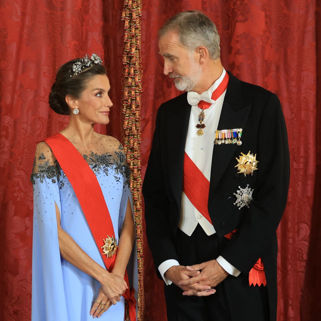 La princesa Leonor y la infanta Sofía, las invitadas sorpresa de la cena de Macron: el detalle que las convirtió en protagonistas