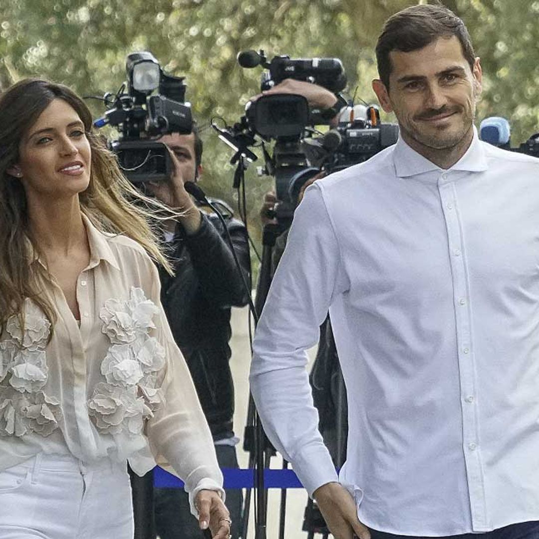 De la mano y en segundo plano, Sara Carbonero arropa a Iker Casillas a su salida del hospital