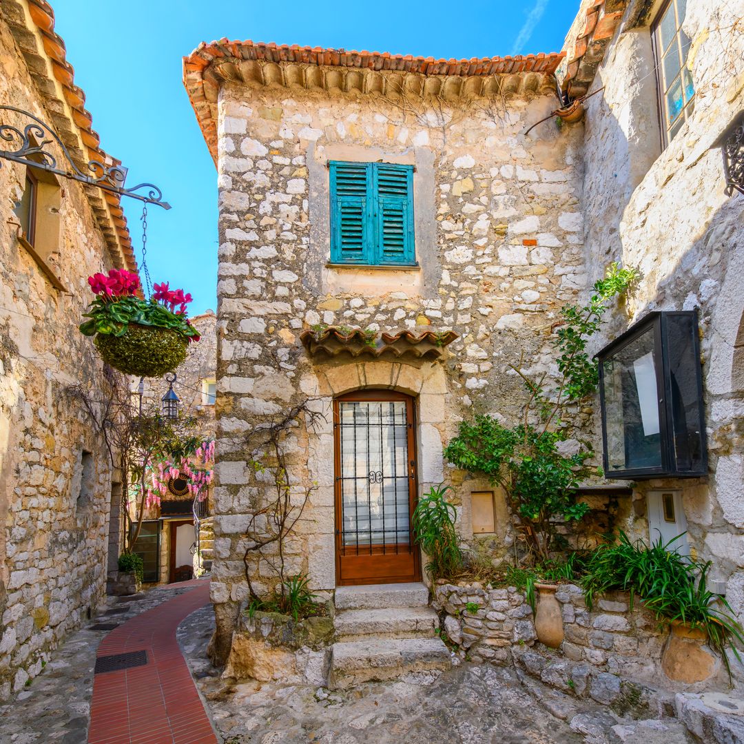 El pueblo medieval de Francia que se asoma al Mediterráneo y que conquistó a Walt Disney y a estrellas de Hollywood
