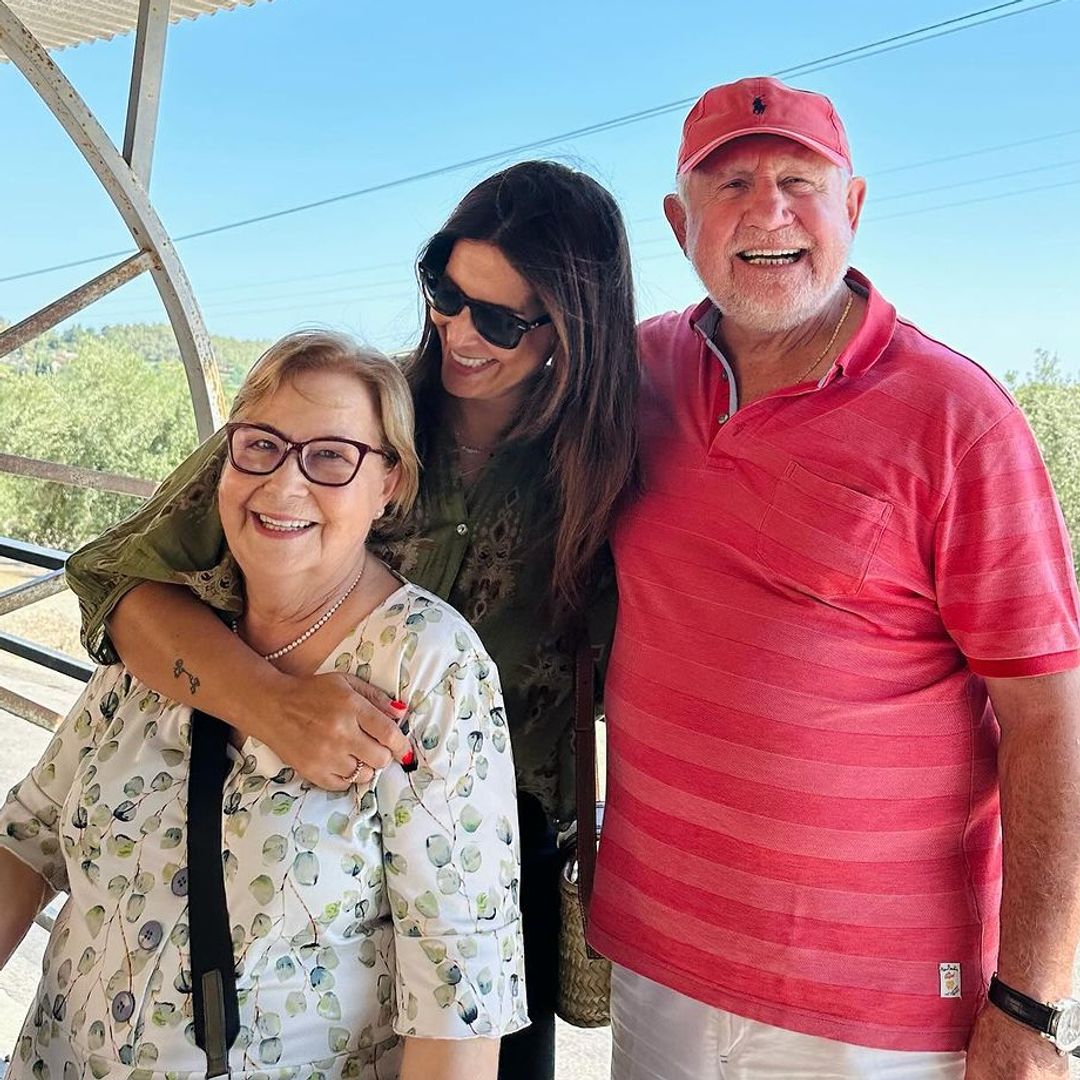 Nuria Roca con sus padres, Ene y Alfredo, en Valencia, junio de 2024