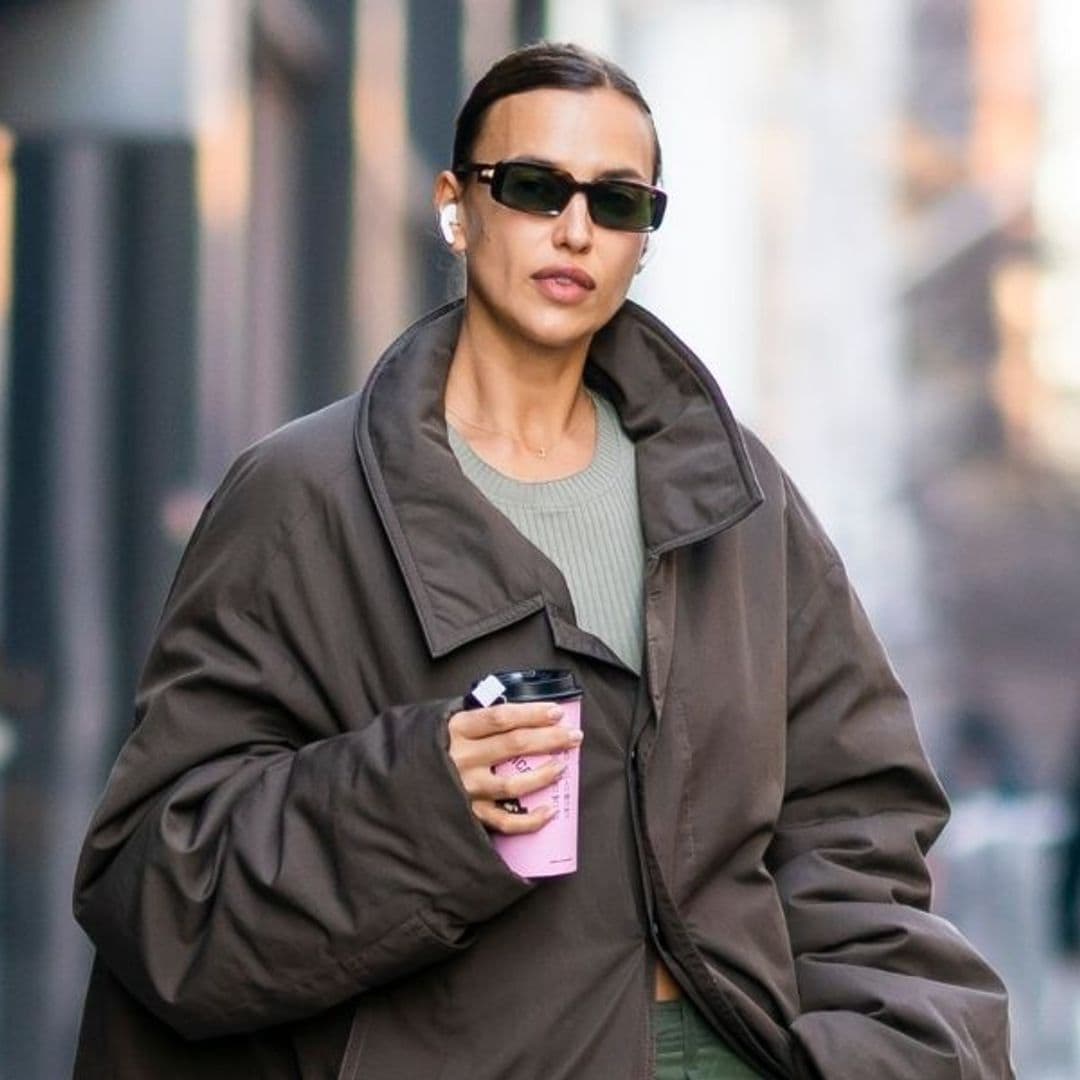 Irina Shayk estrena el calzado más polémico (y cómodo) de la temporada: ¿te atreves con él?