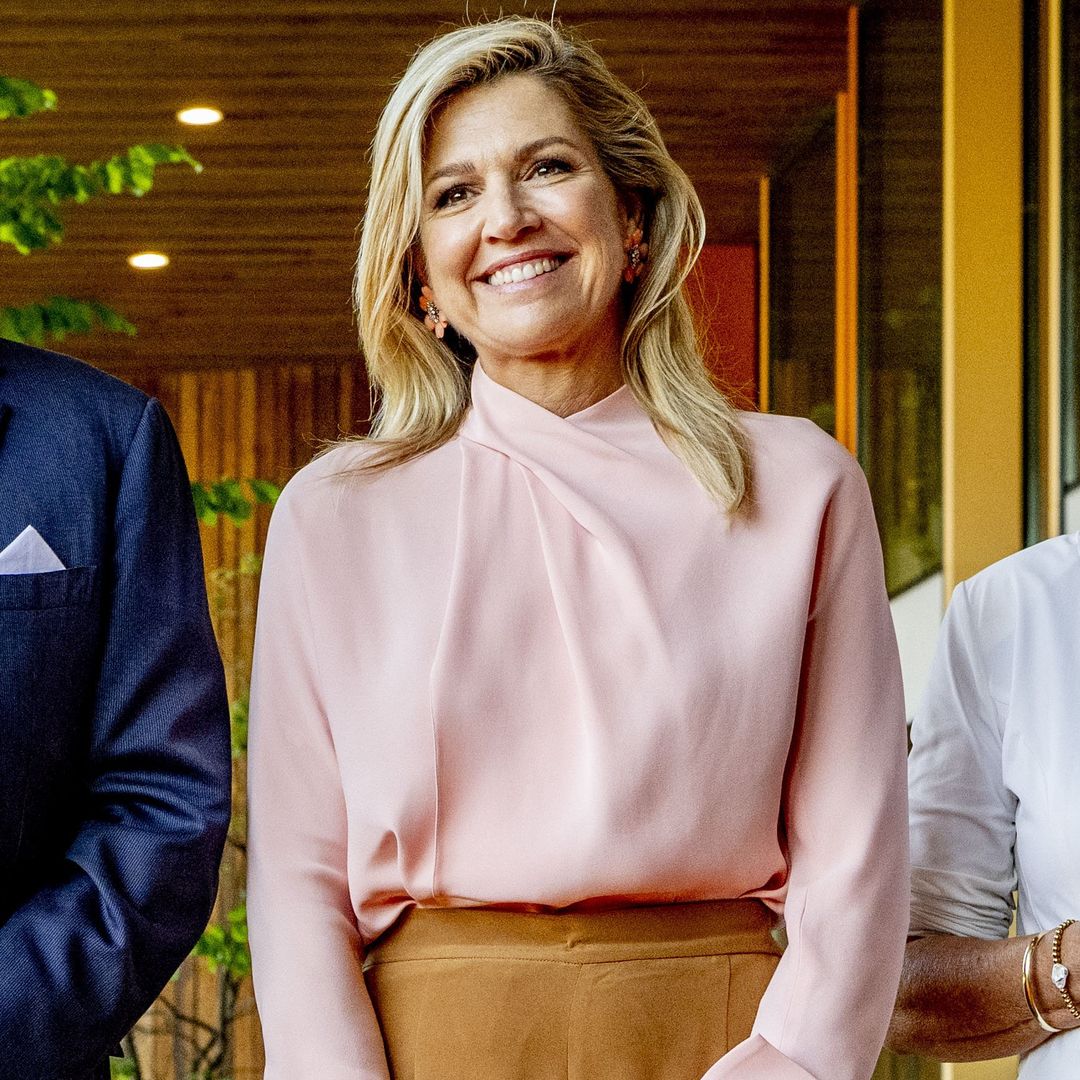 Máxima de Holanda cambia de estilo para despedir al emperador de Japón: un look con pantalones anchos y los pendientes florales de Carolina de Mónaco