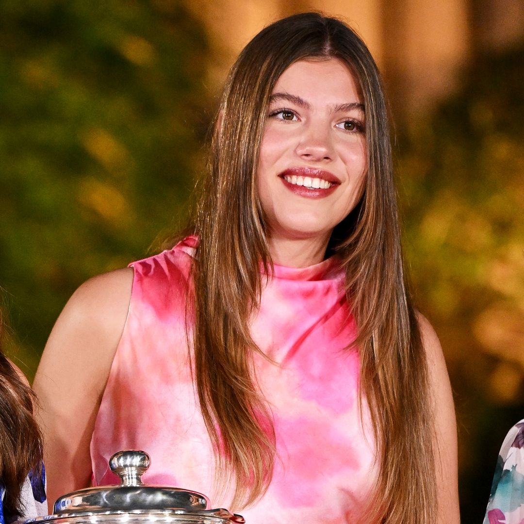 La infanta Sofía impacta con un look transgresor en 'tie-dye' para celebrar una nueva etapa de su vida
