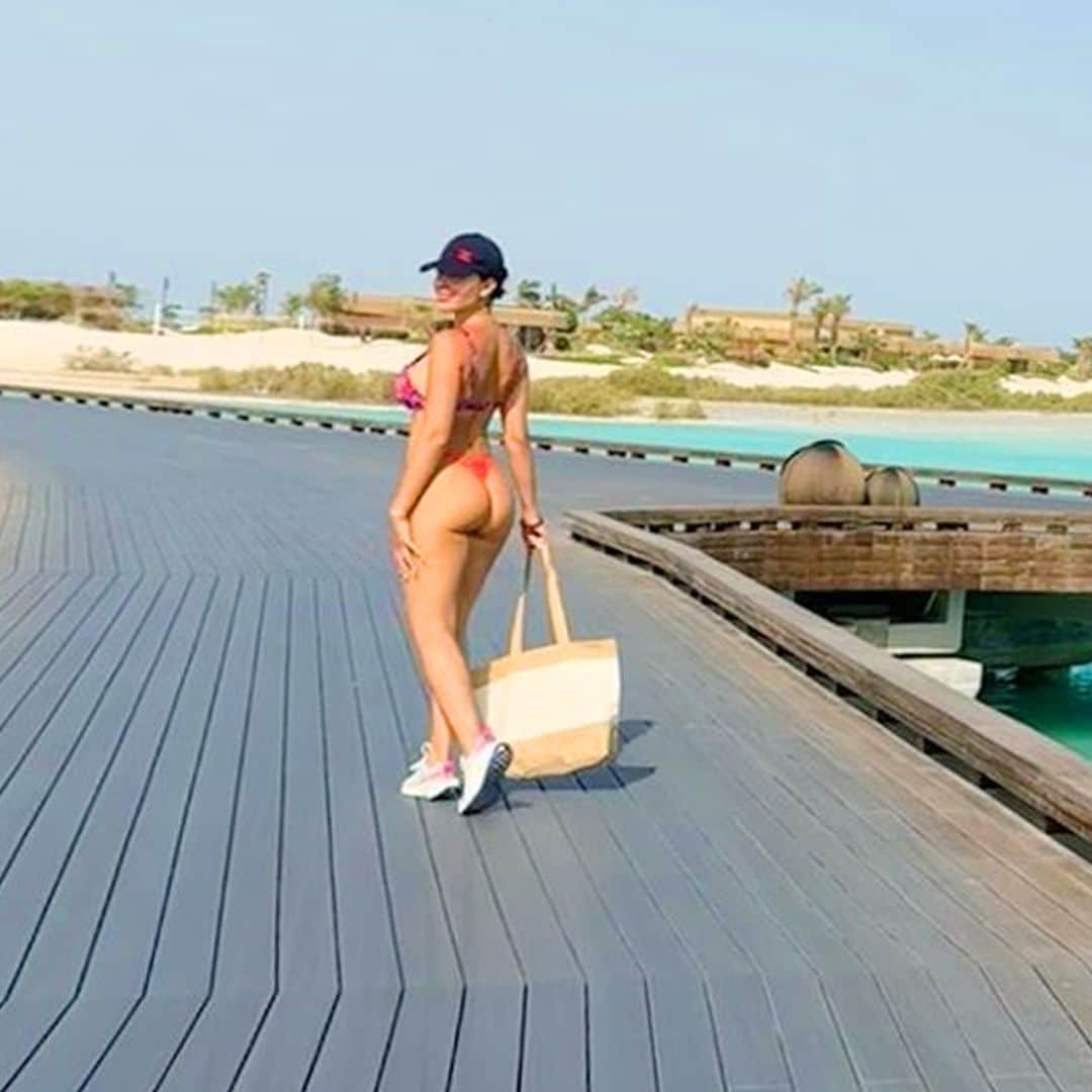 Las imágenes de Georgina en el paraíso: presumiendo de curvas y una original manicura