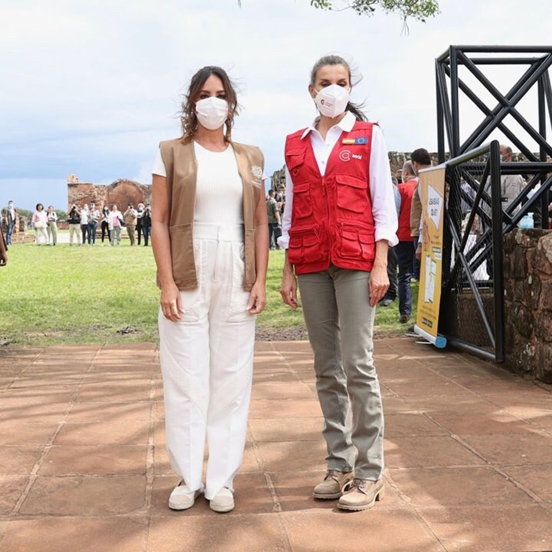 La Reina, en nueva misión en Paraguay, con su chaleco de cooperante