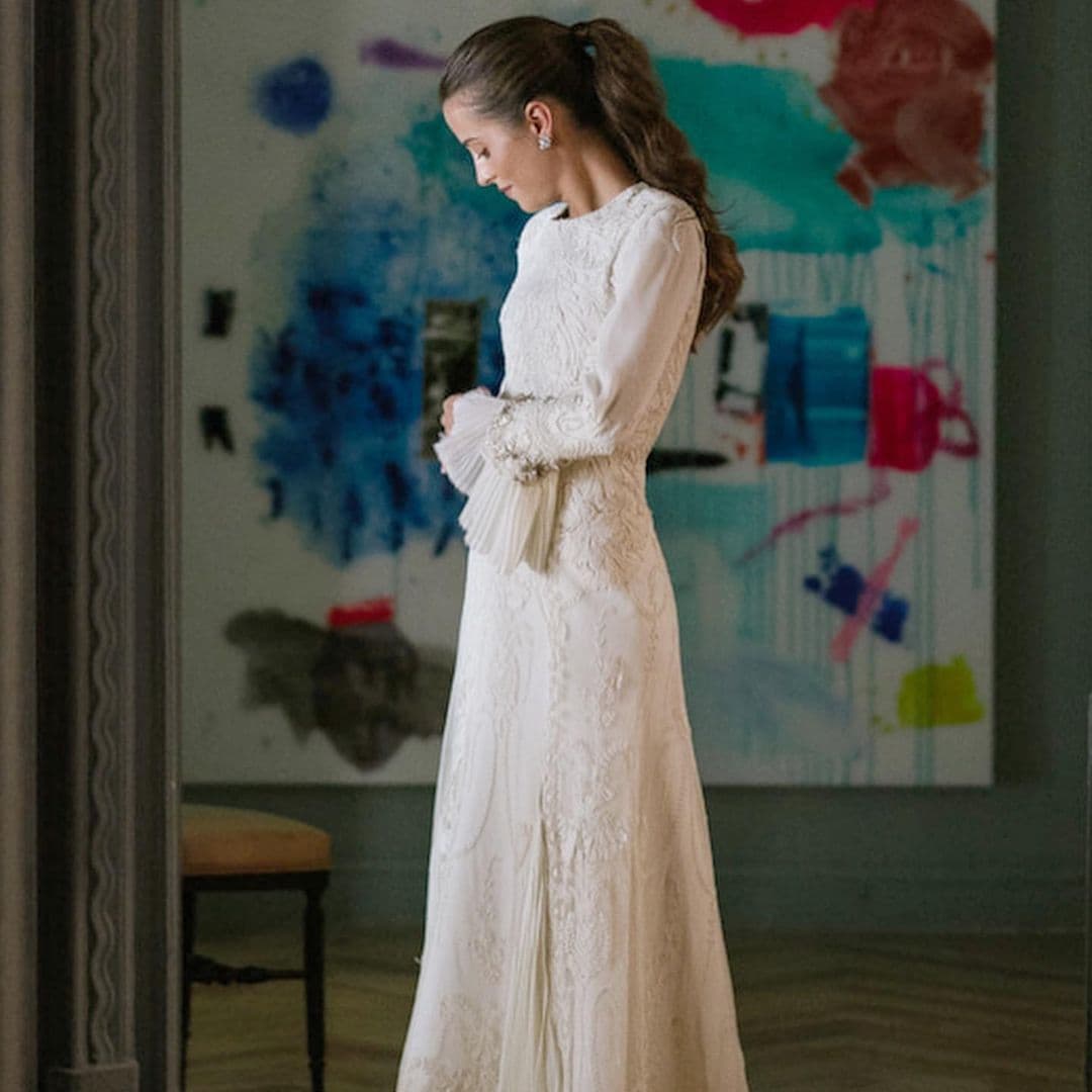 Estas novias virales convirtieron colchas y manteles vintage en vestidos para su boda