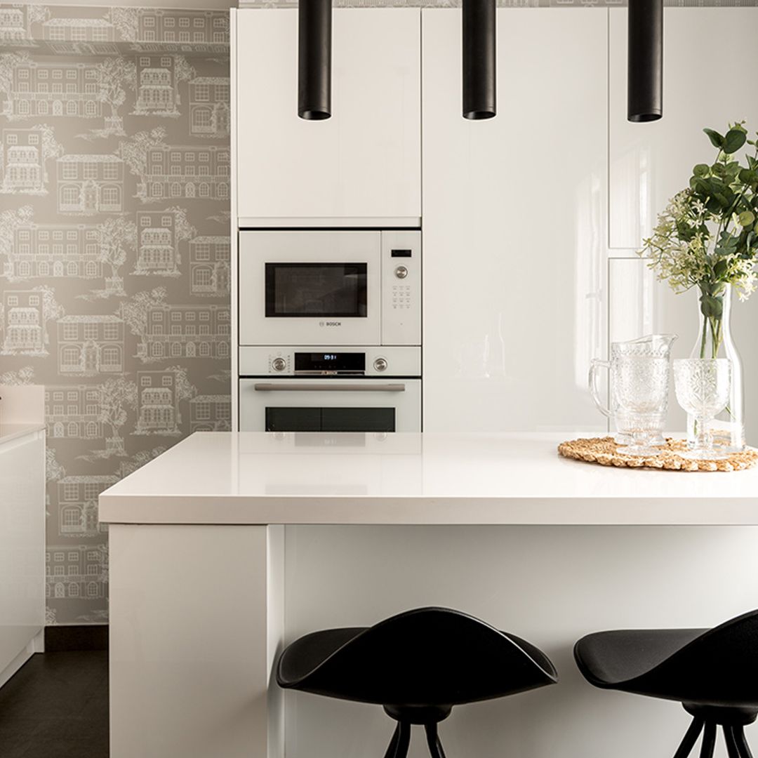 Una nueva cocina de muebles blancos con península, barra y 'office' gracias a su planta cuadrada