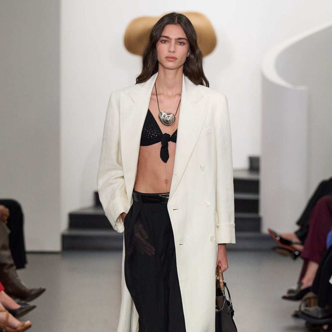 Ralph Lauren lo tiene claro: solo vestiremos de blanco, negro y rojo (y no querremos más colores)