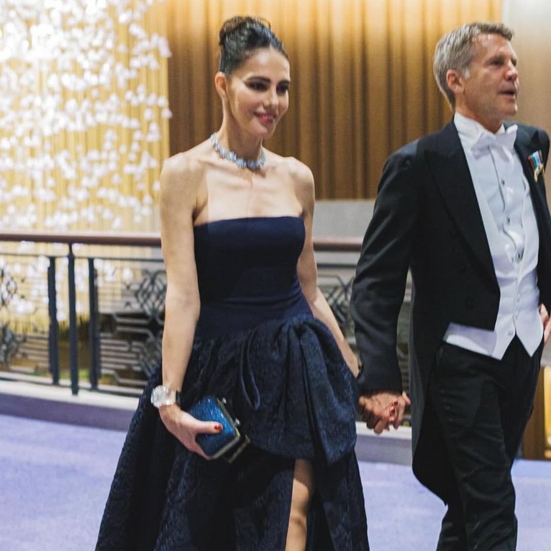 Adriana Abascal, imparable en Tokio con un vestido de crepé negro y lazo XL que guarda un curioso significado