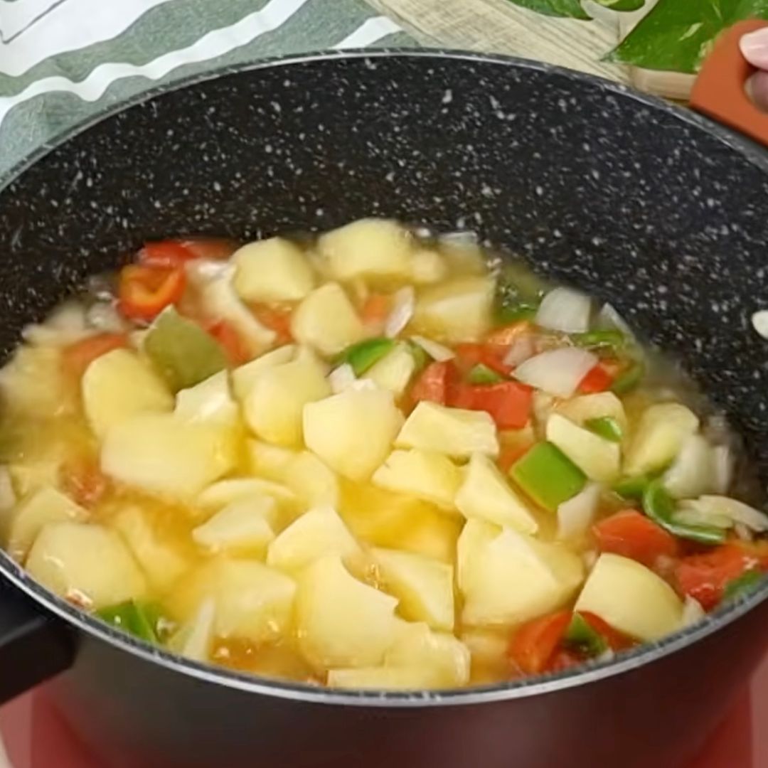 Patatas a la cochambrosa, un guiso a fuego lento