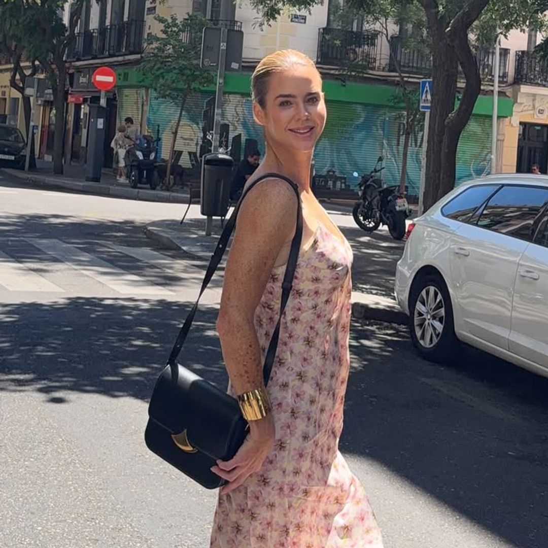 Amelia Bono cuenta los días para las vacaciones con el vestido rosa de flores más fresquito del verano