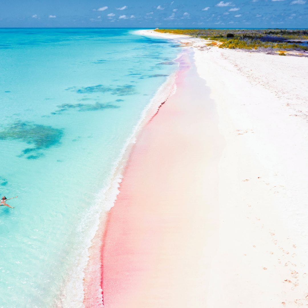 UNA AUTÉNTICA LOCAL
Una de las famosas playas de arena rosa -de coral- de la isla, y retrato de India Hicks disfrutando de un atardecer en una de ellas