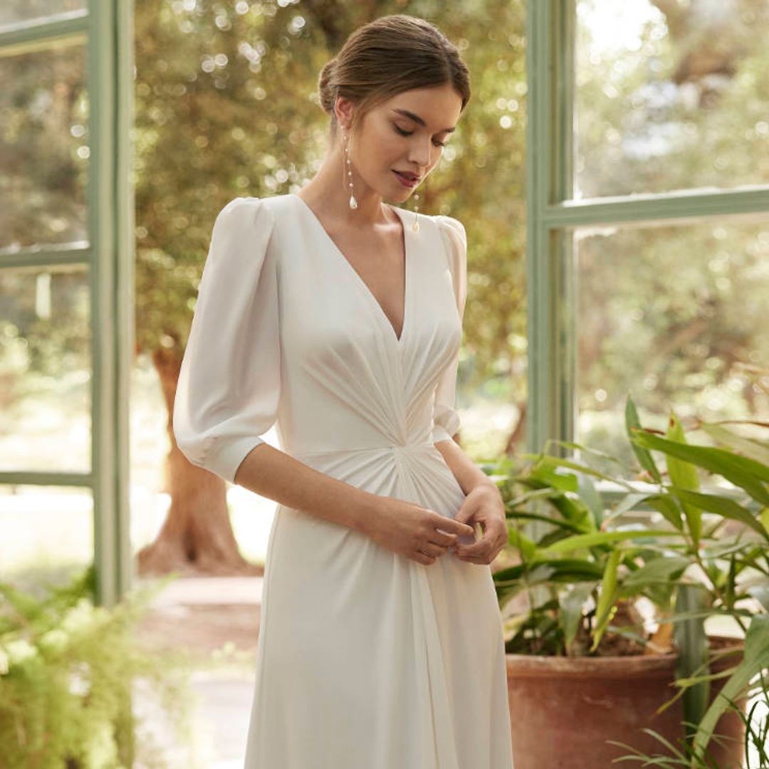 Monos, vestidos lisos y cuerpos de encaje: las propuestas de Alma Novia para 2024