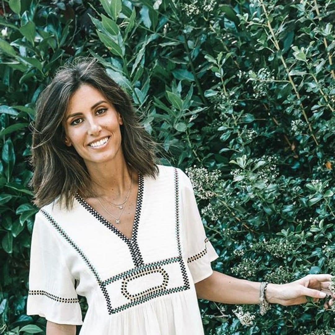 El vestido bordado de Ana Boyer es el que mejor queda con botines (y ahora está de rebajas)