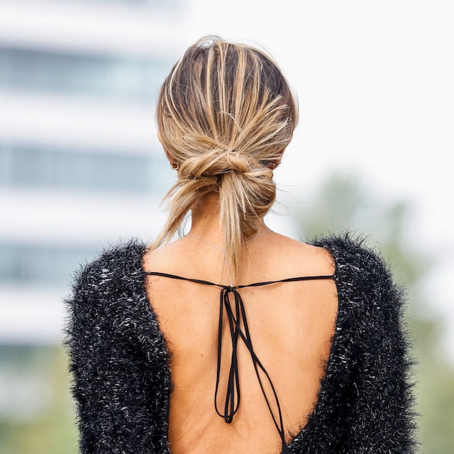 Mujer street style coleta nudo vestida de negro