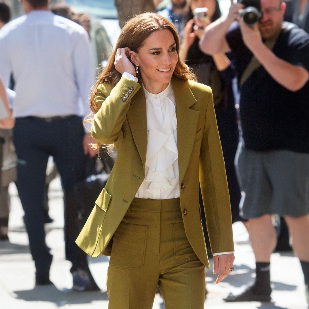 Kate Middleton estrena su primer traje de Victoria Beckham con pendientes de Isabel II