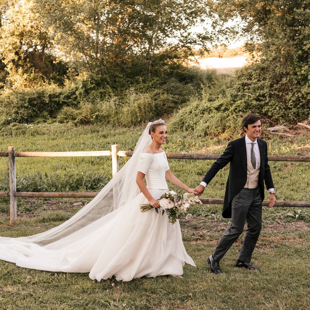 La boda en Badajoz de Javier y Rosa: un vestido de novia con dos corsés, una tiara de diamantes y una celebración inspirada en Cádiz y Menorca