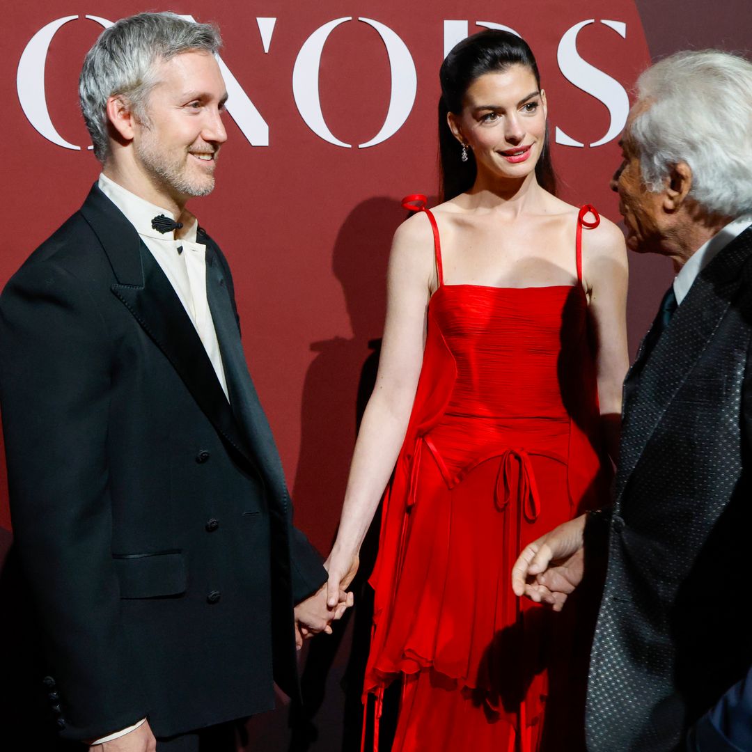 Anne Hathaway y su marido, Adam Shulman, en la gala WWD Honors en Nueva York el 28 de octubre de 2025