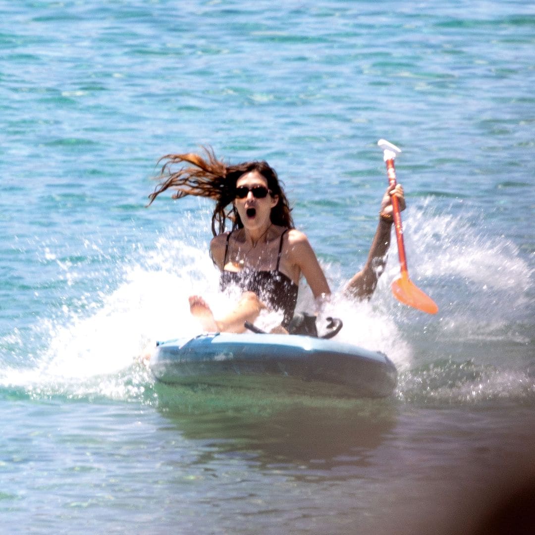 Sara Carbonero, divirtiéndose en la playa