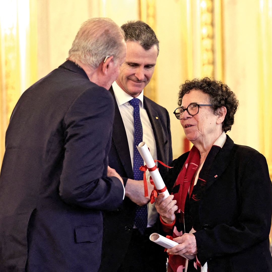 El momento en que el Rey recibe la distinción de manos de Annette Wieviorka
