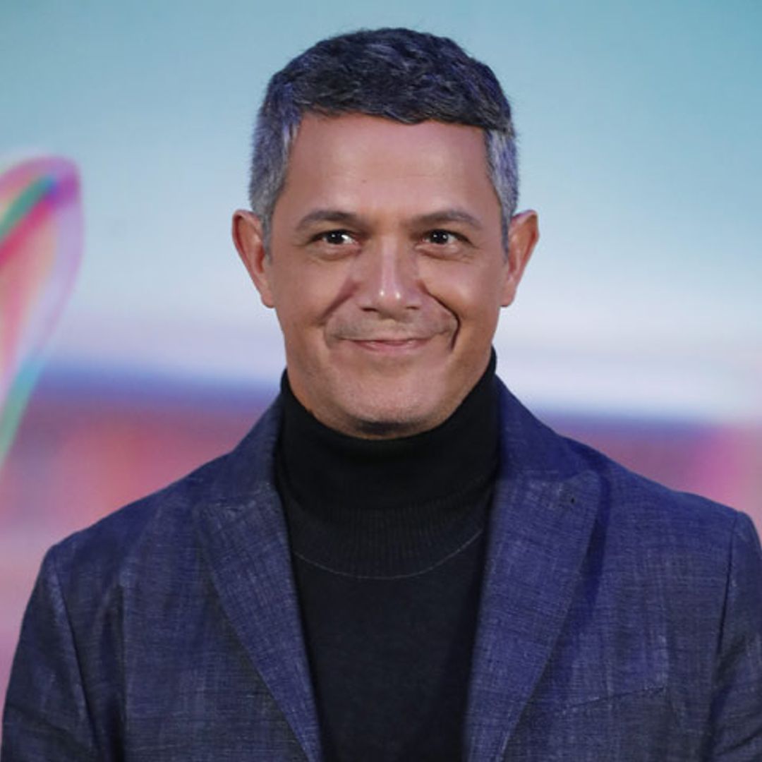 ¡Tras los pasos de papá! Así canta y toca el hijo pequeño de Alejandro Sanz su último tema
