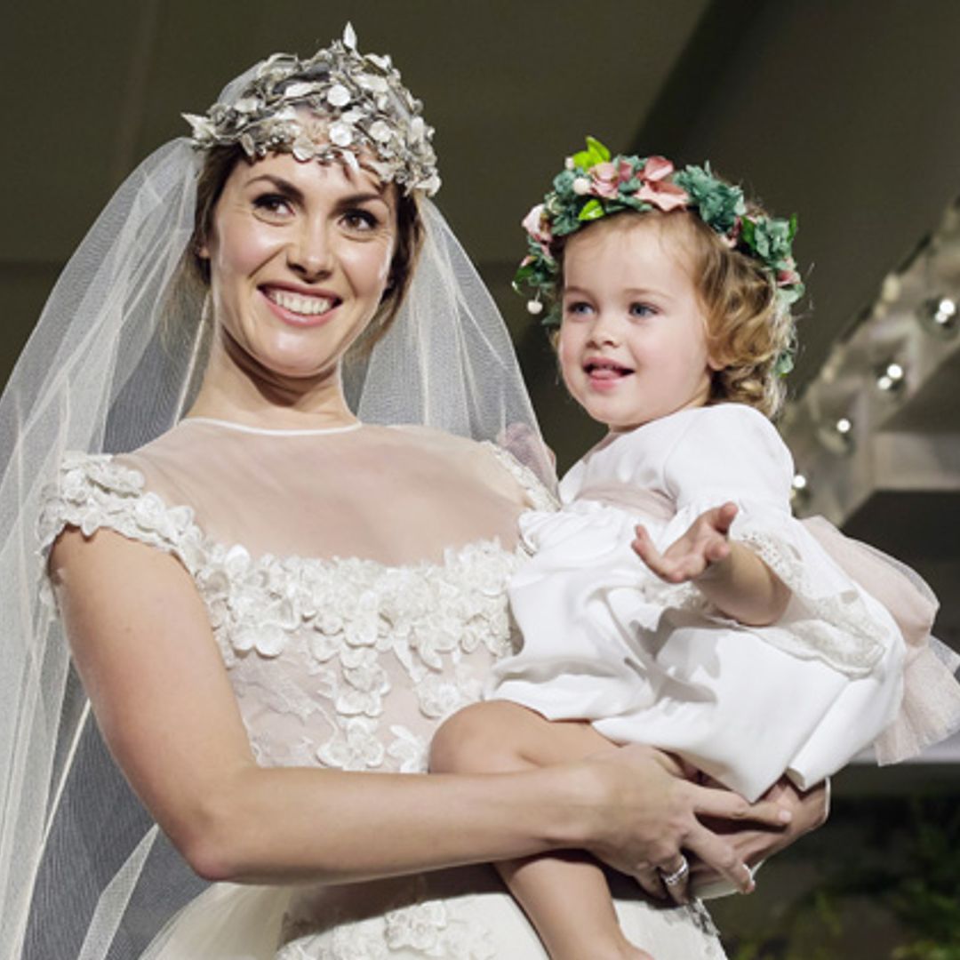 Priscila de Gustin, una mamá modelo con su hija sobre la pasarela