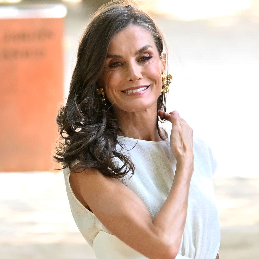Del maquillaje granate a los barros naturales que embellecen las canas: las tendencias que la reina Letizia ha hecho suyas y le rejuvenecen a los 54