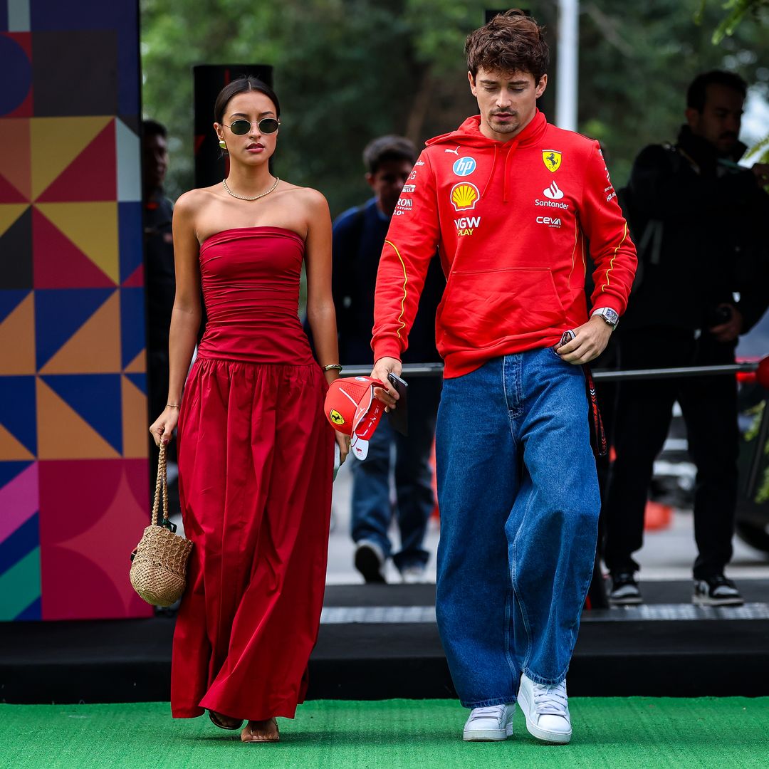 Plano entero de Alexandra Saint Mleux y Charles Leclerc en un evento de Fórmula 1