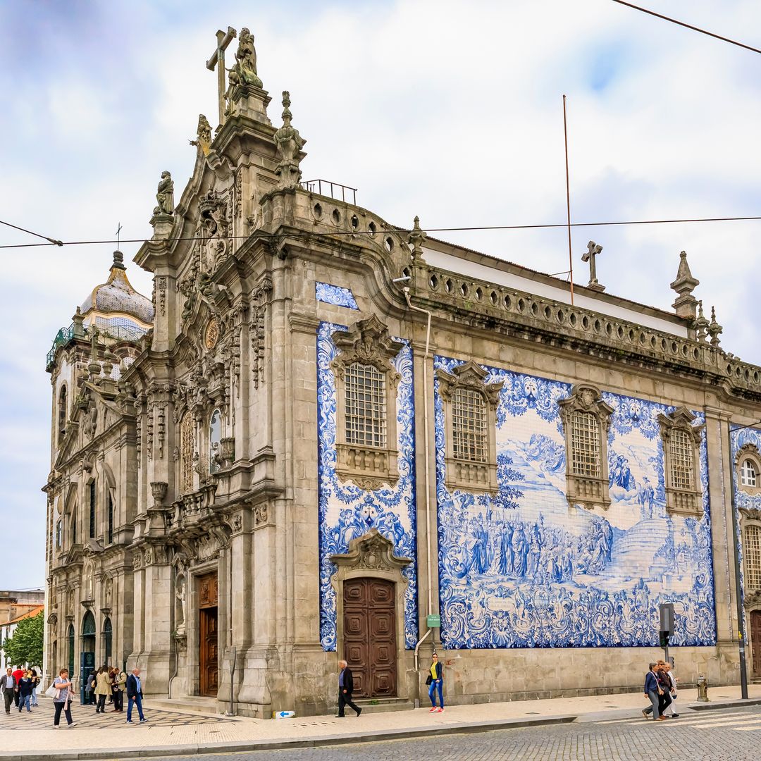 Lateral de la fachada de la Iglesia de las Carmelitas en Oporto