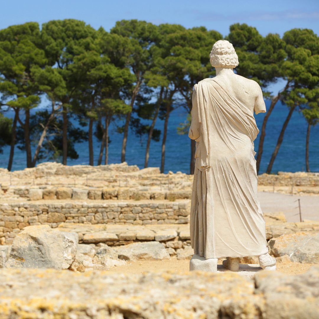 Esta es la joya arqueológica que hoy visita la Familia Real: ruinas grecorromanas, vistas al Mediterráneo y mucha historia