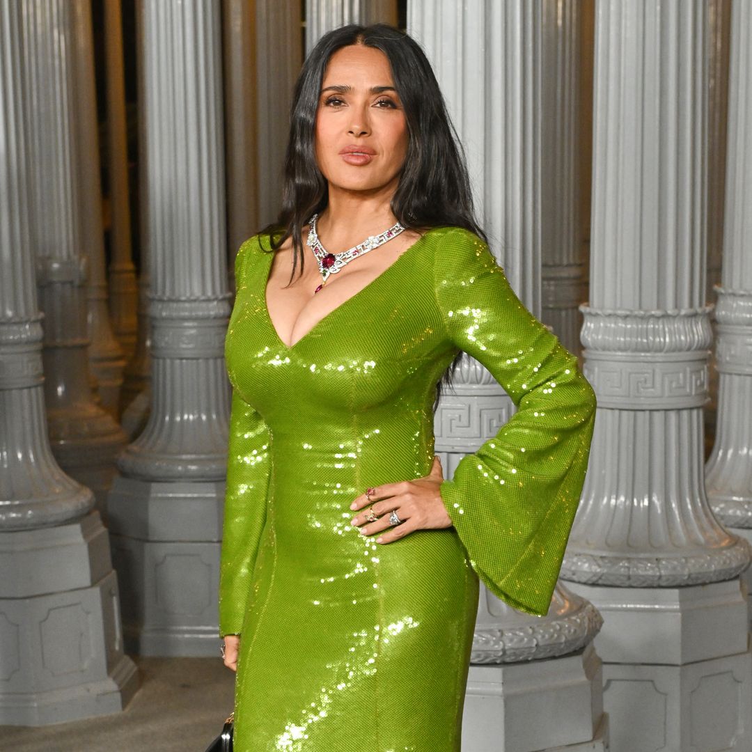 Salma Hayek celebra sus 60 años con un inmenso pastel de fresas y la tierna felicitación de su amigo Antonio Banderas