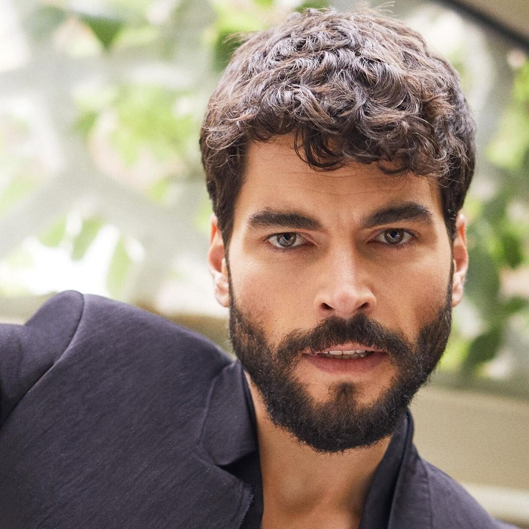 El actor turco Akin Akinözü regresa a Telemundo para cautivar con ‘Amor y Traición’