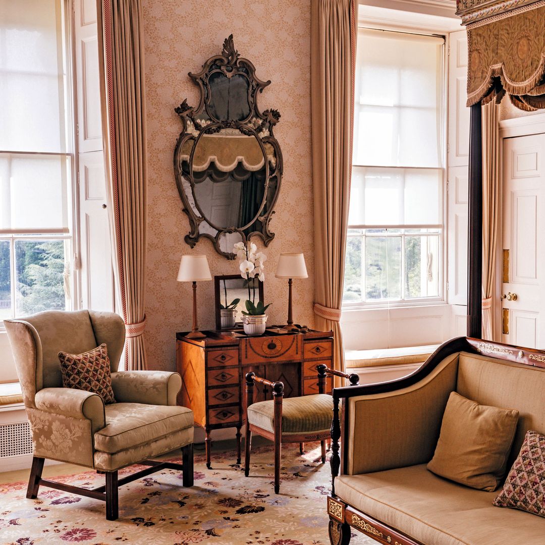 Habitación decorada con papel pintado que presenta un cifrado doble de la letra "F", por Faringdon, y una corona de barón