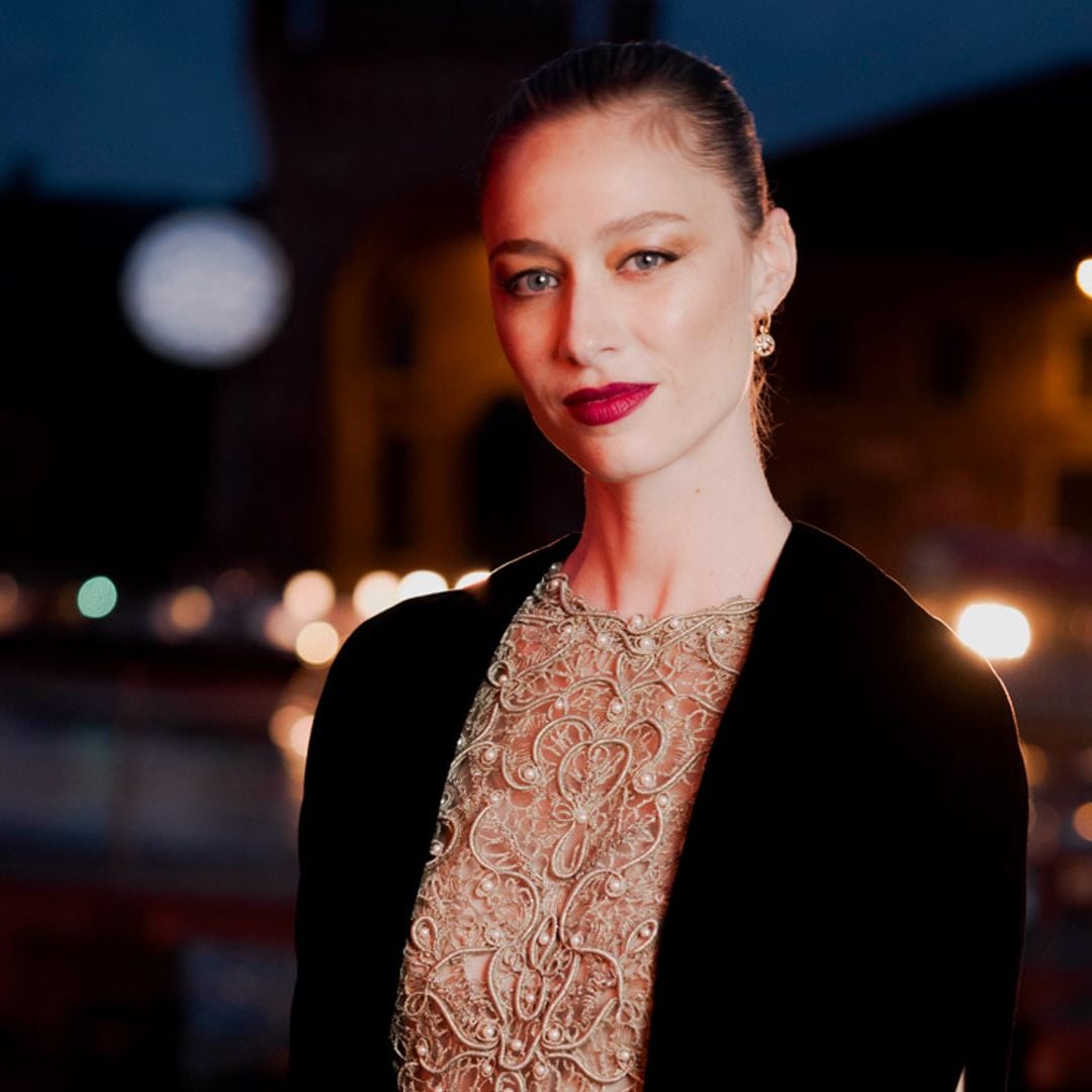 Beatrice Borromeo deslumbra en Venecia con un vestido dorado de Alta Costura