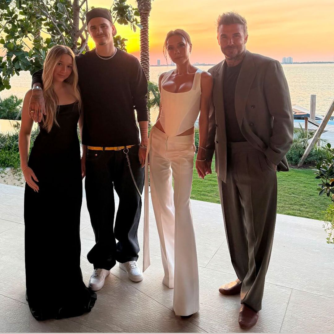 Victoria Beckham lanza un mensaje con su truco de moda más infalible en la fiesta de su 51 cumpleaños